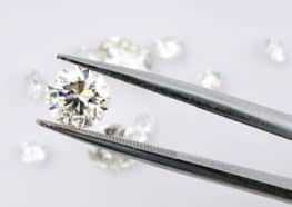 Man sieht einen schönen Diamanten-Schmuck Juwelier Gold & Diamonds